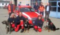 Die Rettungsmannschaft wird durch zwei frisch berufene Leitende Notärzte und die Rettungshundestaffel Nordelbe unterstützt